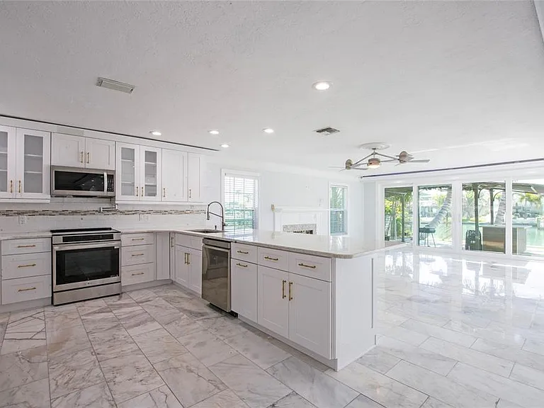 551 Crystal Dr — Photo 25