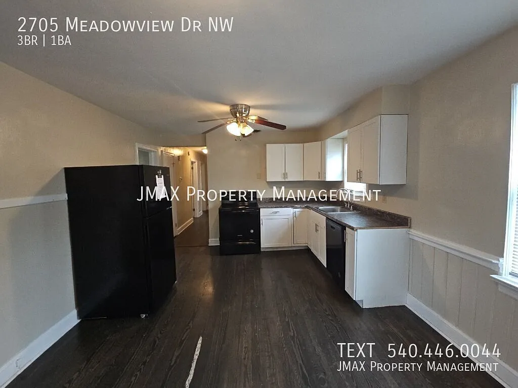 Bright & Spacious Home with Large Yard — Photo 3