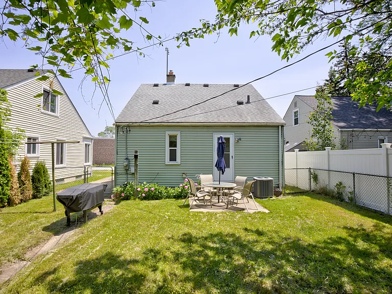 524 S Stephenson Hwy — Photo 20