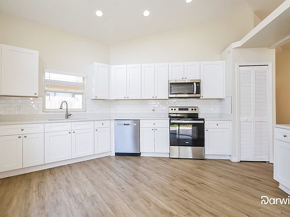 2nd image of 151 Lakebreeze Cir