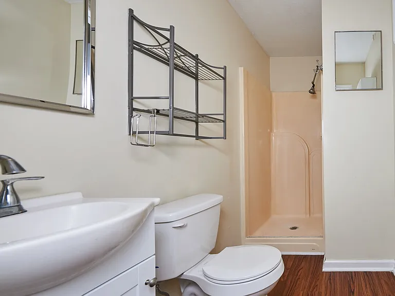 212 W Hillcrest Dr — Photo 6