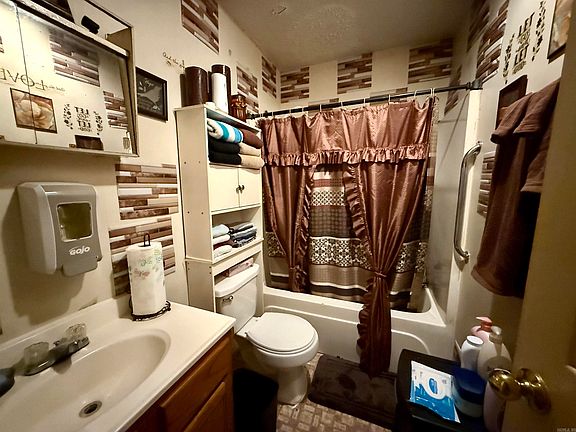 4th image of 402 N Ferguson St