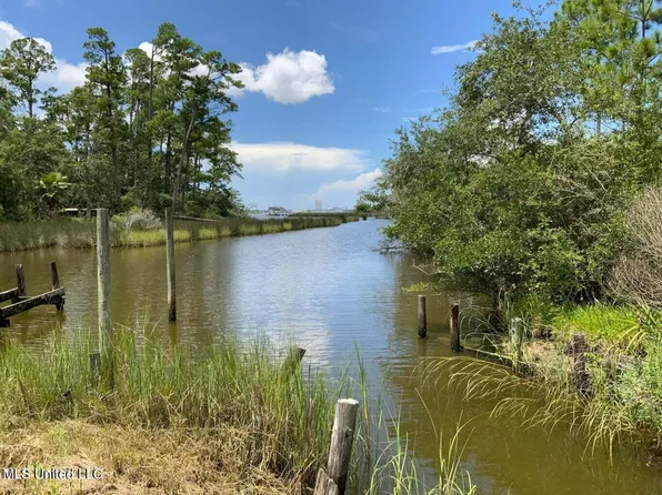 14012 W El Bonito Dr, Ocean Springs, MS 39564