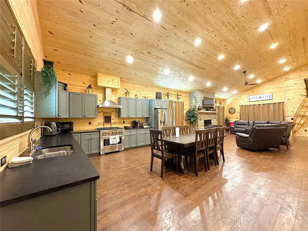 4 bed, 3.0 bath, 2000 sqft, $3,500 — Photo 3