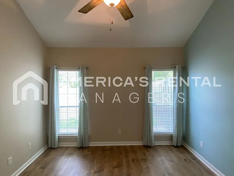 2807 Southwood Ln — Photo 10