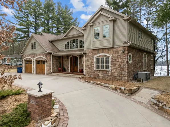 E1257 Round Lake Dr, Waupaca, WI 54981