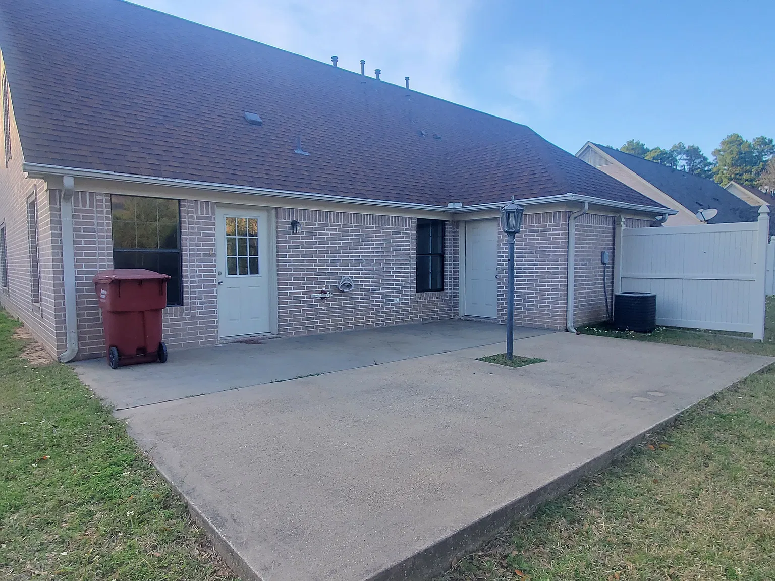 3 bed, 2.5 bath, 1600 sqft, $1,600 — Photo 3