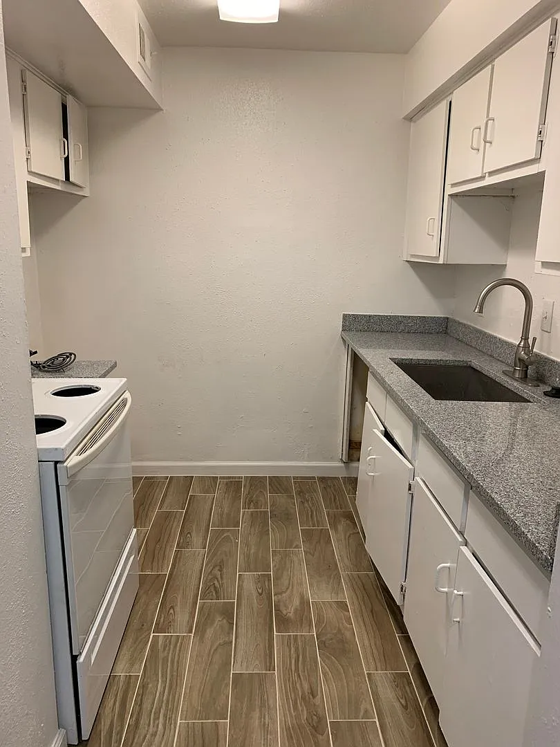 2 Bedrooms / 2 Baths updated condo upstairs — Photo 3