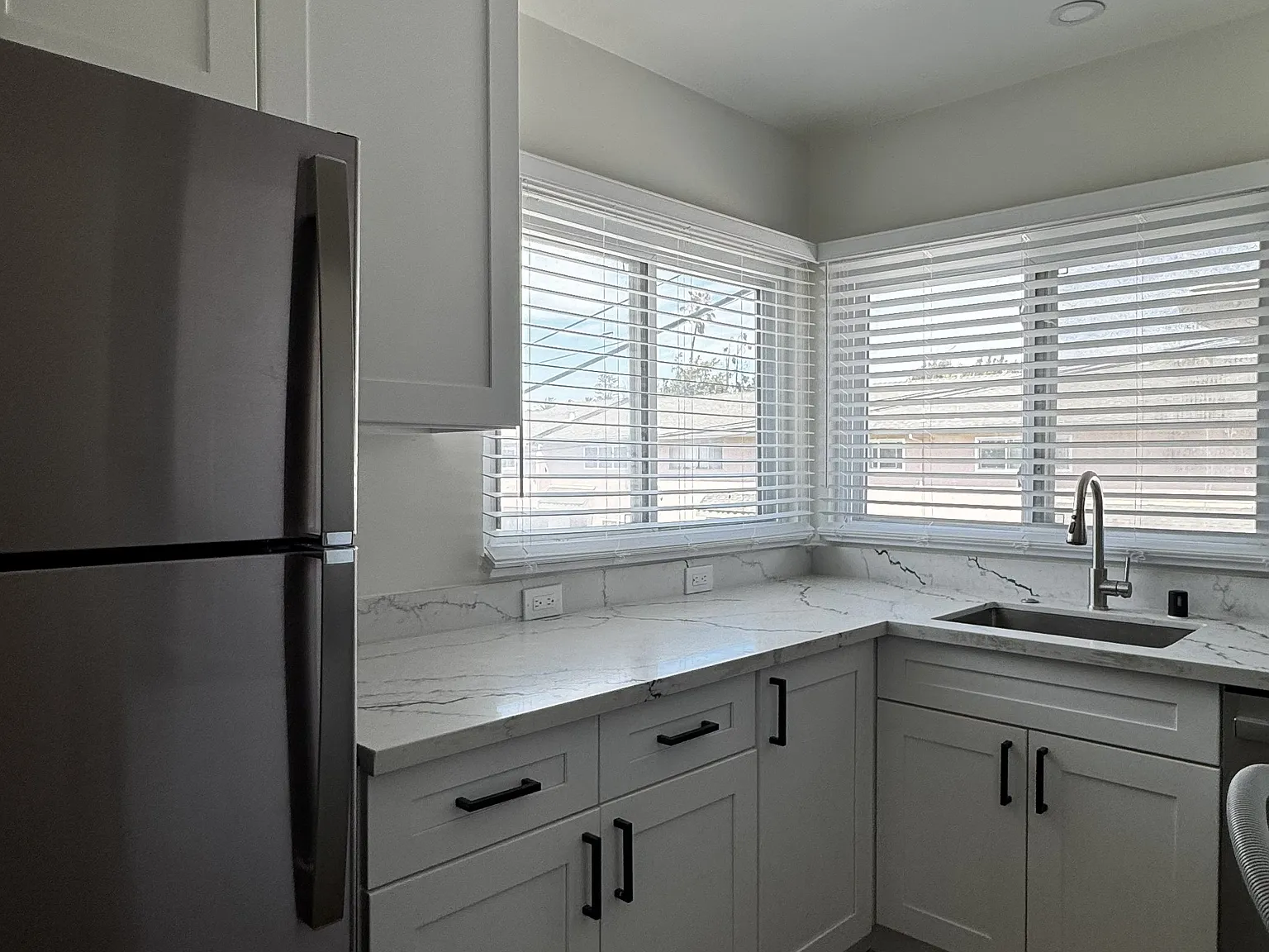2 bed, 900 sqft, $3,195 — Photo 2