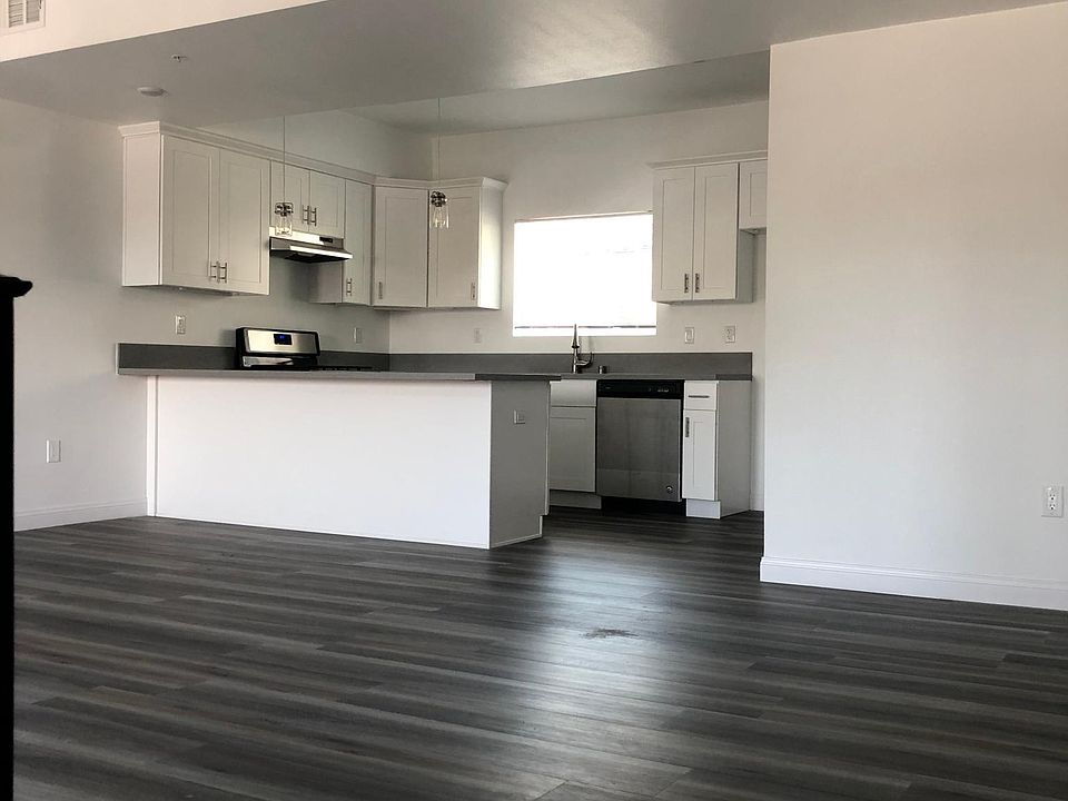 Open floor plan living room and kitchen.