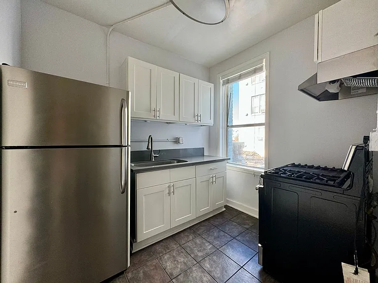 St. Charles Studio Apartments — Photo 5