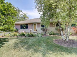 N63W15119 Pocahontas Dr, Menomonee Falls, WI 53051