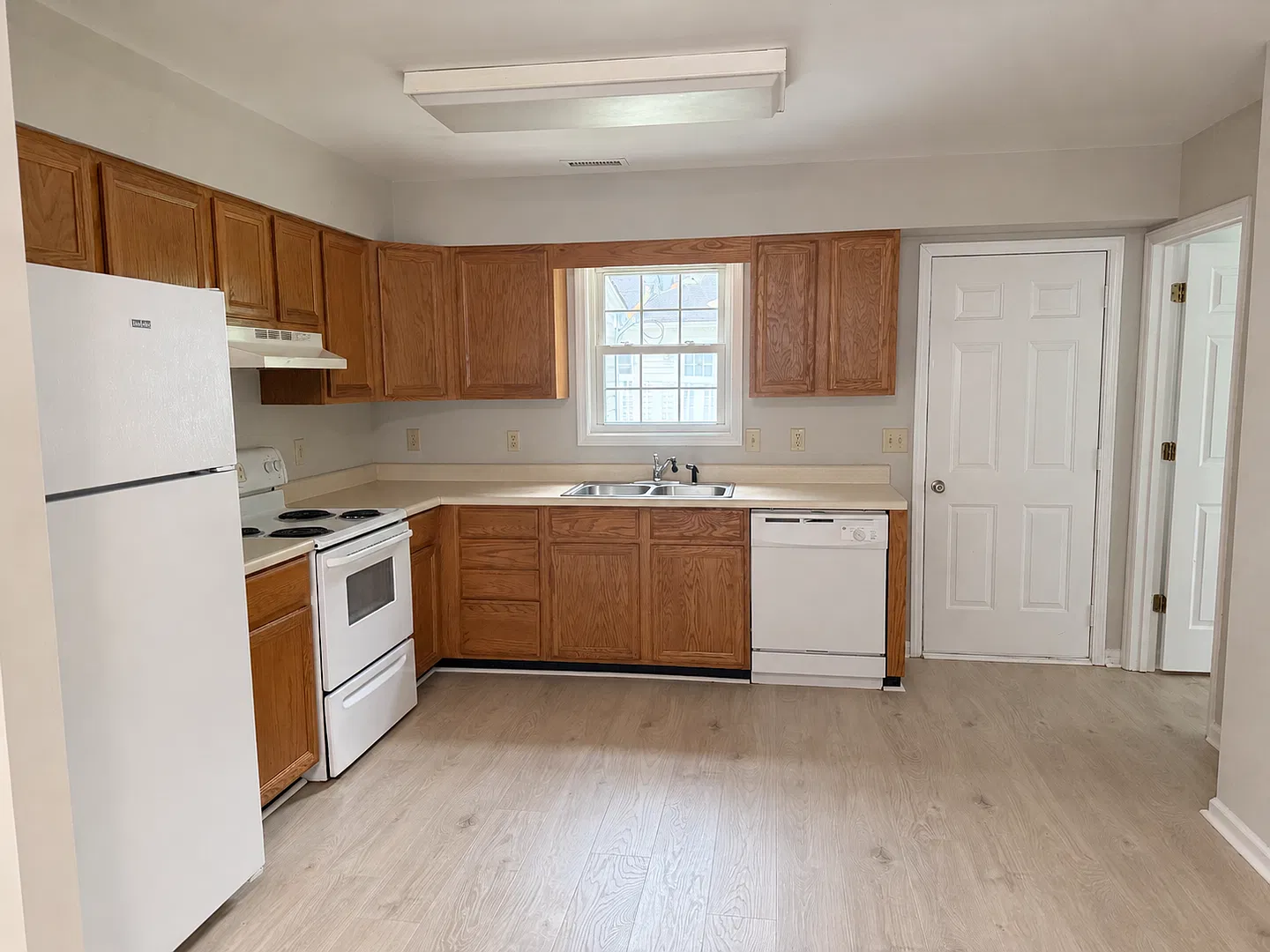 Two bedroom, one bath apartment in Burlington — Photo 3