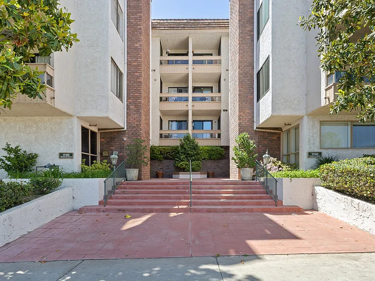 17106 Burbank Blvd — Photo 42