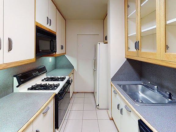 4th image of 250 E 73rd St APT 4D