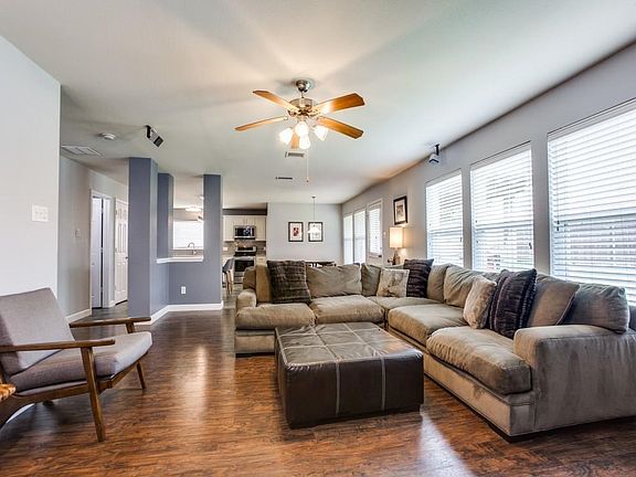 3rd image of 302 Highland Fairway Ln
