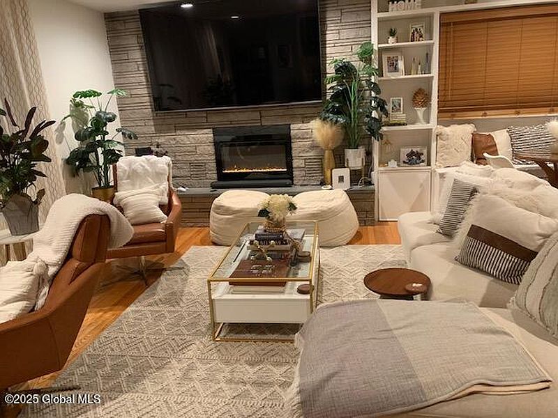 2nd image of 172 Hackett Boulevard