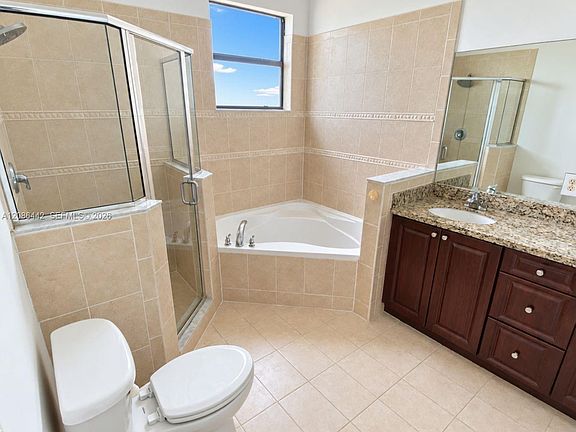 4th image of 353 NE 37th Pl
