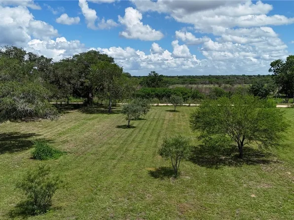201 Elwood St, Yoakum, TX 77995