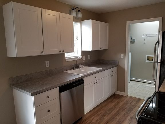 5th image of 207 Whispering Pine Cres