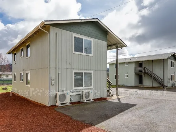 904 S Comstock Rd, Sutherlin, OR 97479