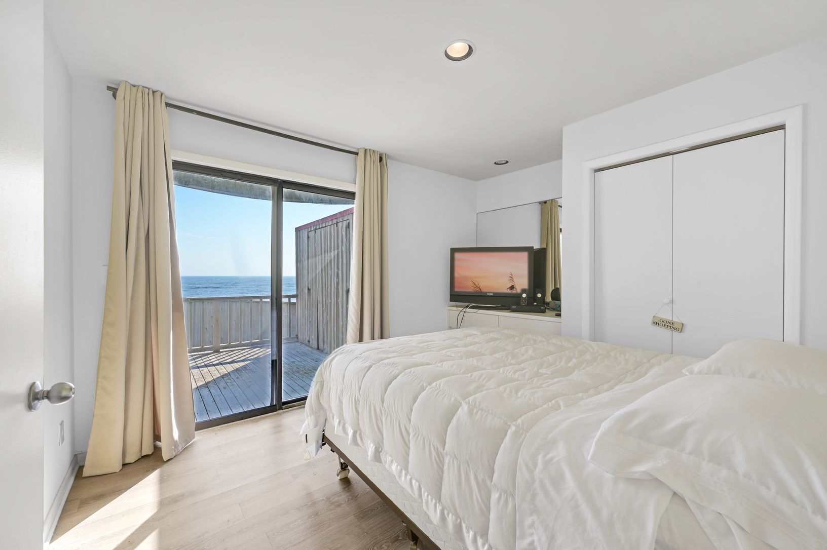  Oceanfront Guest Bedroom