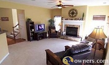 Family room w/gas fireplace