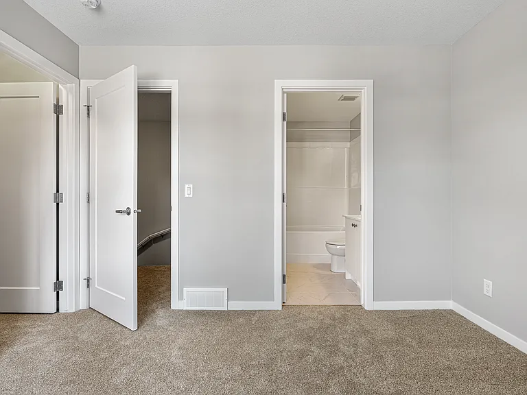 320 Heartland Cres — Photo 32