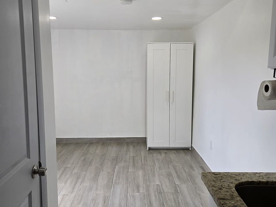 2nd image of 1006 SW 43rd Ave