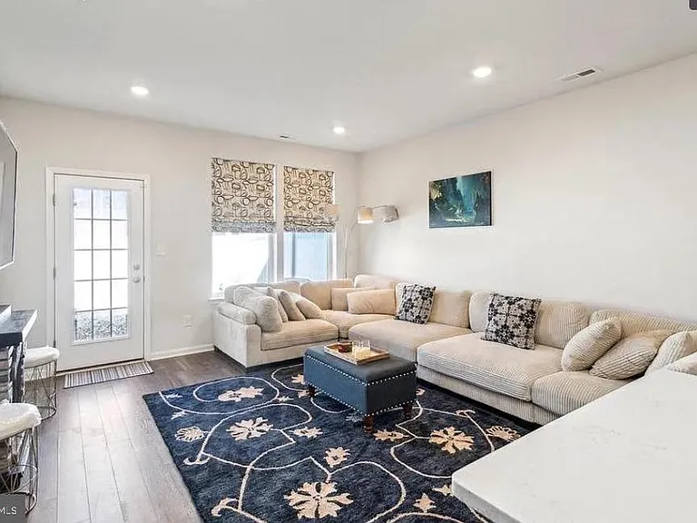 5 Roberta Way — Photo 2