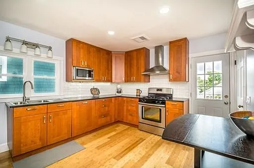 22 Fairfax St — Photo 3