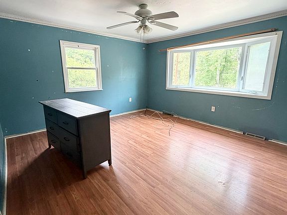 4th image of 705 Reeves St