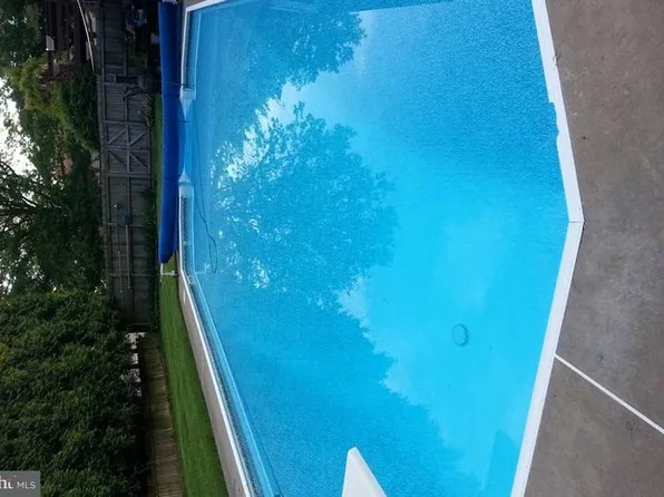 1025 Crystal Creek Cir, Mechanicsburg, PA 17050