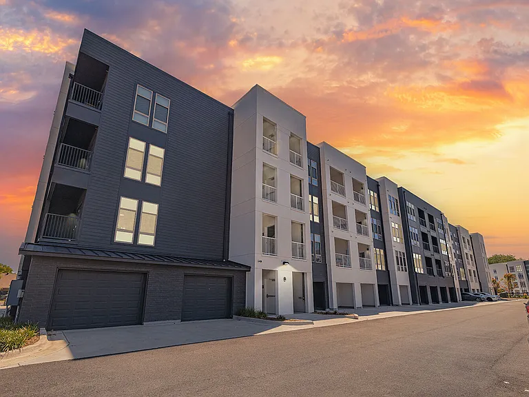 Vue on Riverfront — Photo 2