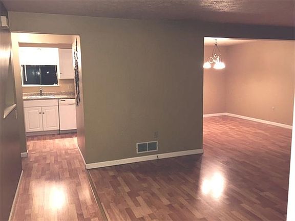 4th image of 426 Lexington Dr