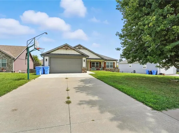 225 S Melrose Ln, Tonganoxie, KS 66086