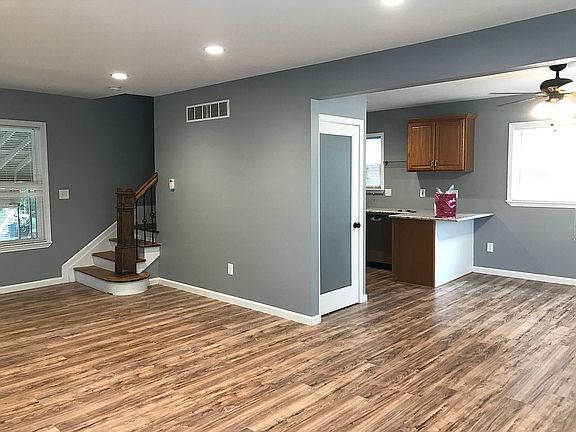 5th image of 8941 Manor Ave