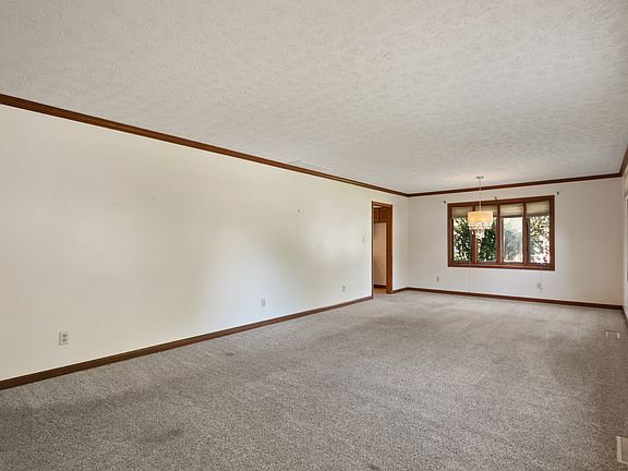 3rd image of 127 Dover Blvd N