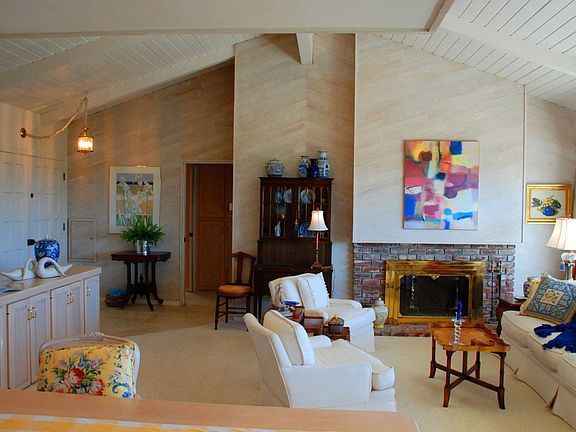 FIREPLACE FOCUS AT LIVING ROOM