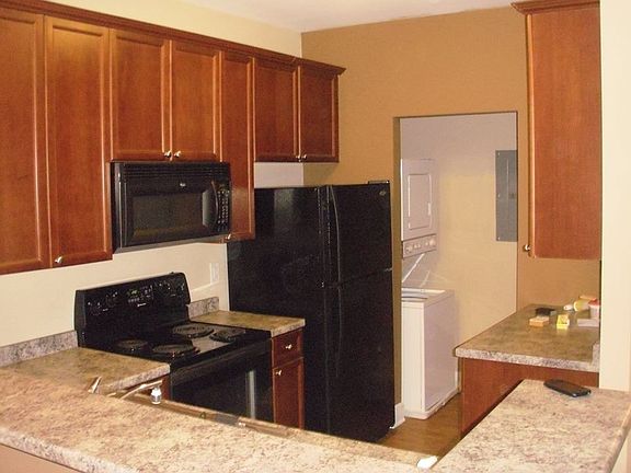 Beautiful Kitchen with utility room. Washer/dryer included.