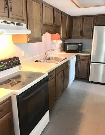 328 Davenport Rd — Photo 3