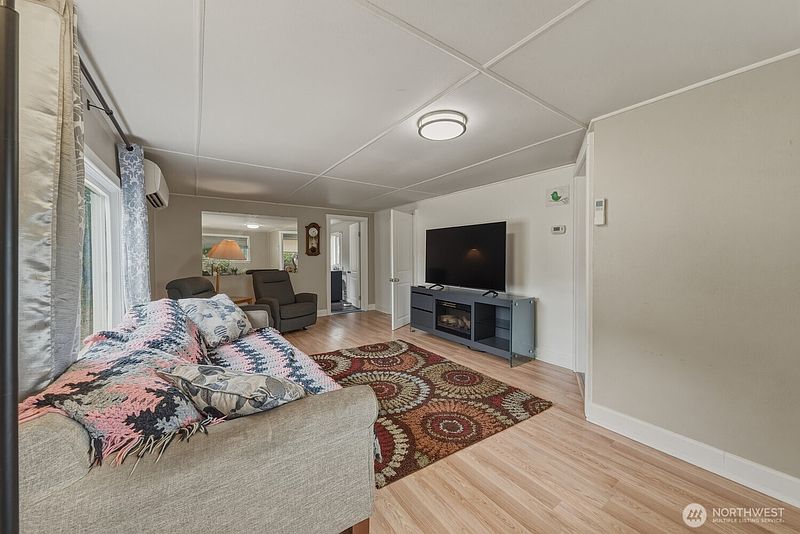 3rd image of 702 Lewis St