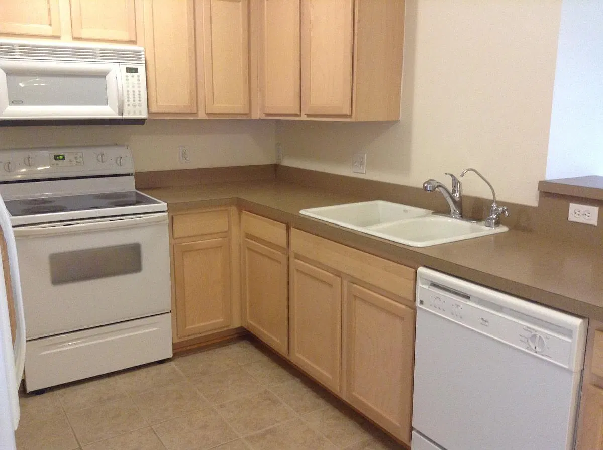 2 bed, 1400 sqft, $1,800 — Photo 4