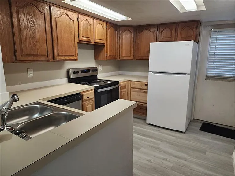 815 Avenue C — Photo 1