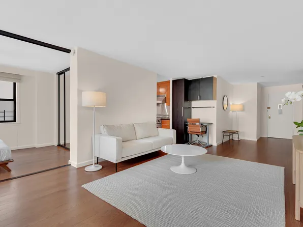 201 East 28th Street 3D image 3 of 15