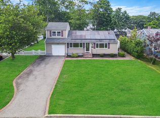 5 Hileen Dr, Kings Park, NY 11754