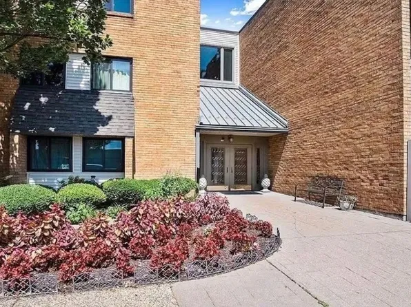 950 E Rue De La Banque St, Saint Louis, MO