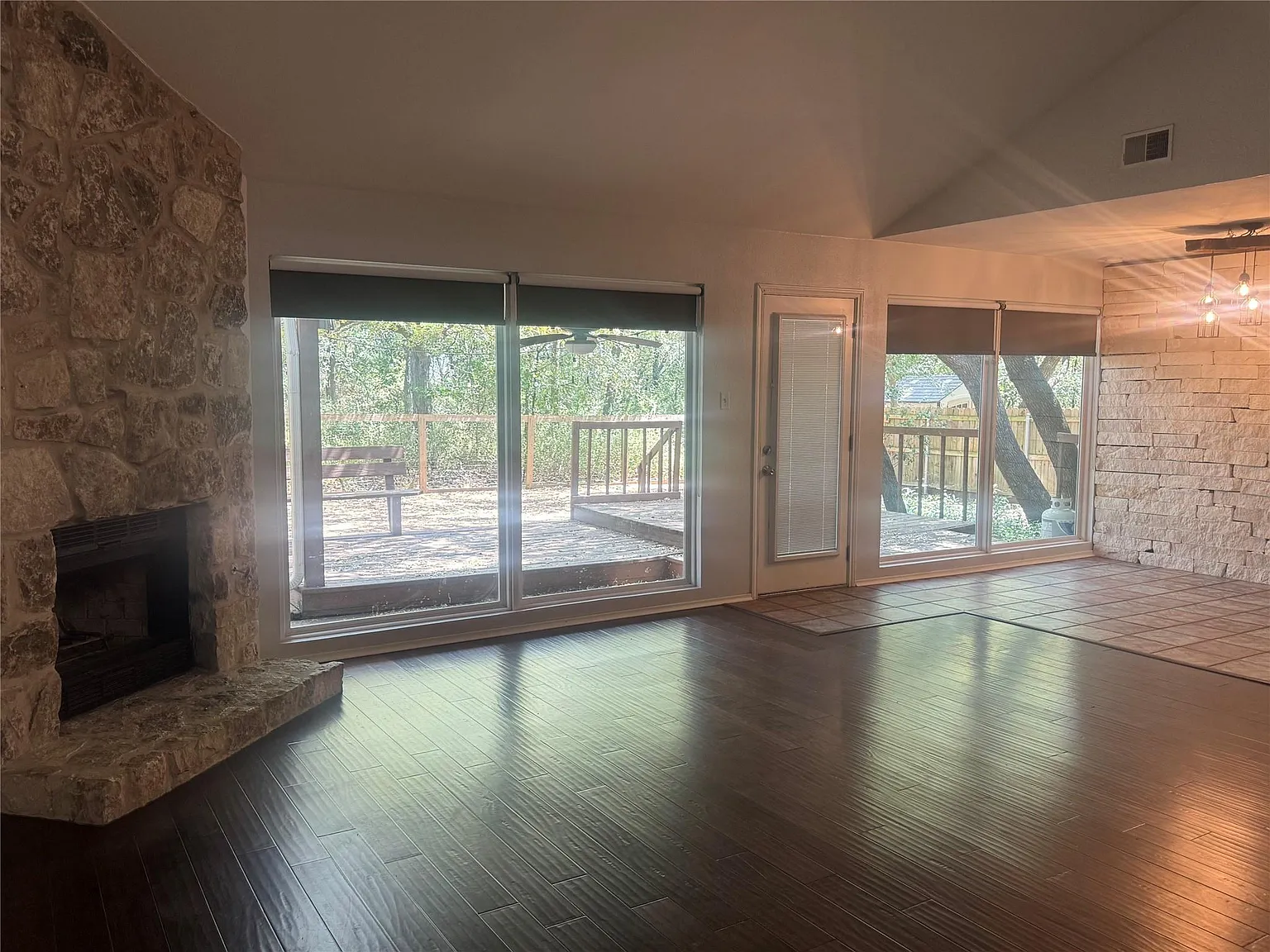3 bed, 2.0 bath, 1755 sqft, $2,400 — Photo 3