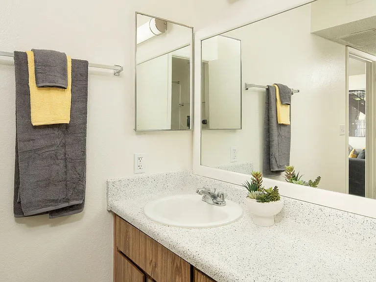 Mission Park Apartments — Photo 11