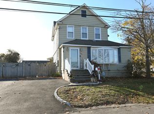 651 Madison Ave, Lindenhurst, NY 11757
